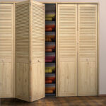 Kazetová dvířka s lamelami ze surového borovicového dřeva